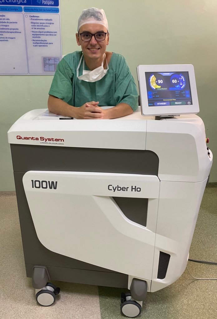 Dr. Felipe com a plataforma Quanta System Cyber Ho