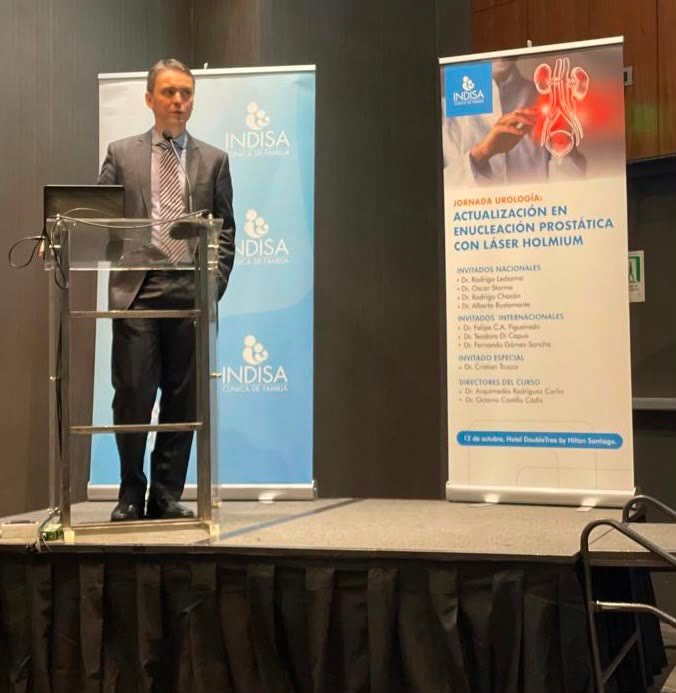 Dr. Felipe Figueiredo palestrando na Clínica INDISA, Santiago do Chile