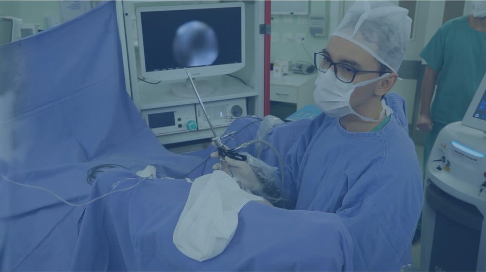 Dr. Felipe Figueiredo operando com instrumento endoscópico